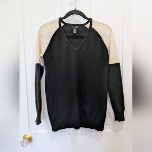 Aqua Black and Cream V-Neck 100% Cashmere Sweater | Xsmall
